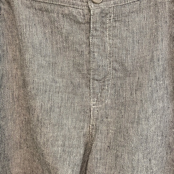 Avenue Linen Blend Pinstripe Shorts. Size 16 - Picture 2 of 6